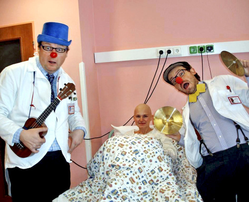 ZDRAVOTNÝ KLAUN: Roman Slanina (vľavo) má veľké srdce. Zabáva deti v nemocniciach.