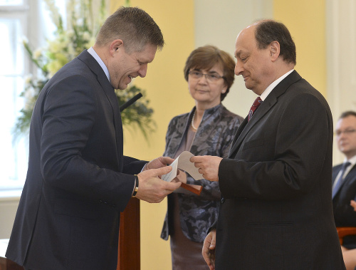 Predseda Smer-SD Robert Fico (vľavo) pri preberaní osvedčenia o zvolení za poslanca NR SR.