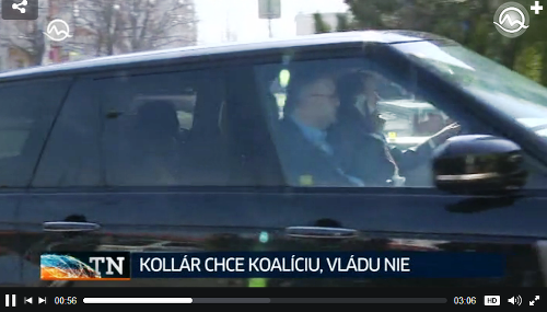 Boris Kollár prichrádza na stretnutie so Sulíkom aj s telefónom na uchu.