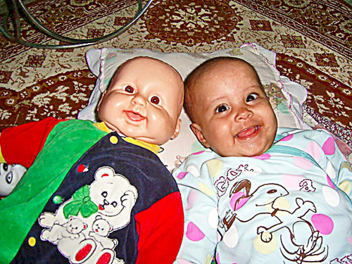 Úsmev, prosím: S bábikou po boku mi je vždy do smiechu.