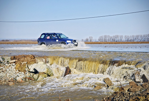 Voda cez cestu preteká na viacerých miestach, problémy nemajú len terénne a nákladné autá.