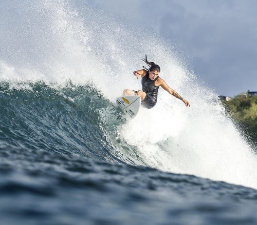 Silvana Lima patrí medzi surferkami k veľkým hviezdam. Lukratívne ponuky od sponzorov jej ale chýbajú.
