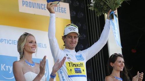 Slovenský cyklista Peter Sagan v bielom drese vedúceho pretekára do 25 rokov oslavuje na pódiu po 3. etape. Foto: Tasr