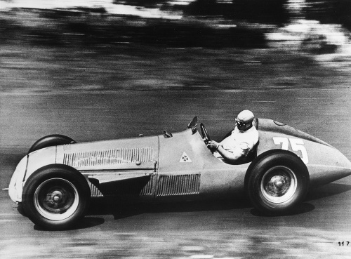 Juan Fangio bol päťnásobným majstrom sveta F1. Triumfoval v r. 1951, 1954 – 1957.