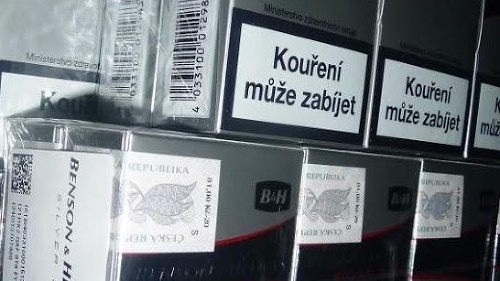 Cigarety prevážané z Česka na Slovensko mali kontrolné zámky našich západných susedov. 