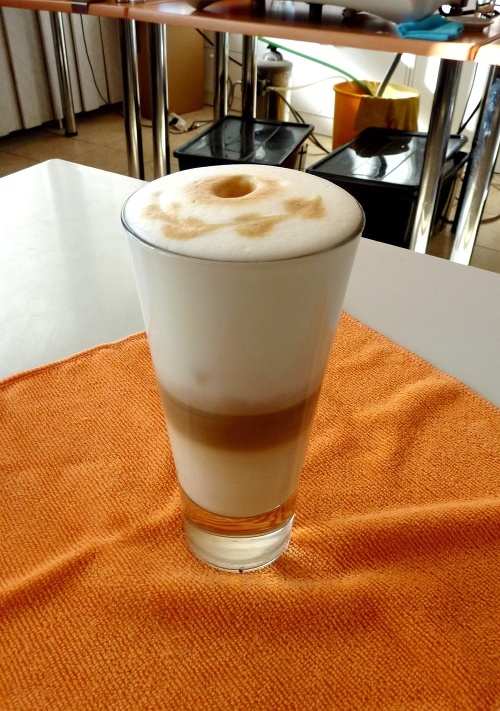 Latte macchiato by malo mať farebne odlíšené vrstvy kávy a speneného mlieka.