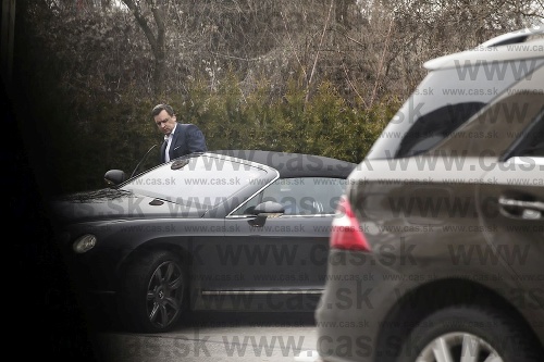 Bratislava - Mlynské Nivy, 7.3.2016, 14:46 hod.: Svoje auto zaparkoval na súkromnom parkovisku firmy, po 40 minútach pre neho prichádza  luxusné Bentley.