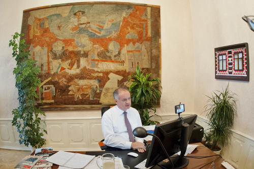 Prezident SR Andrej Kiska počas priamej komunikácie so záujemcami na sociálnej sieti.