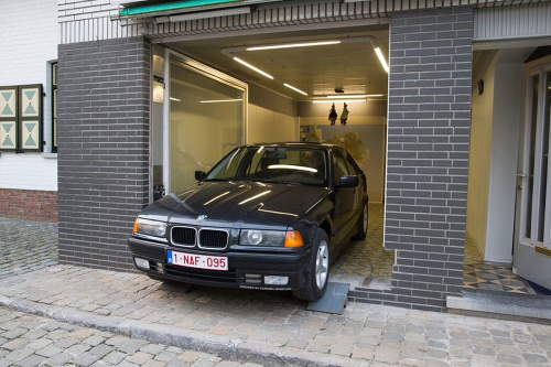 Auto mu nikto neukradne, pretože vyzerá akoby bolo vo výklade. 