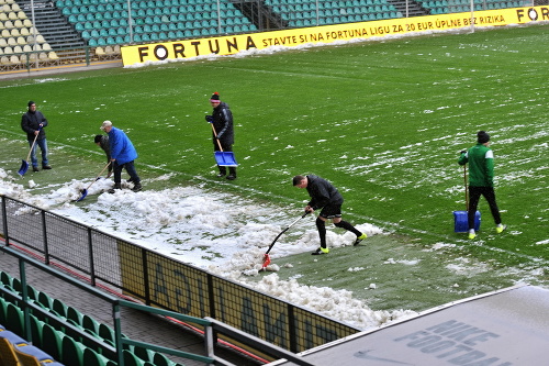 Zamestnanci odpratávajú sneh z hracej plochy na štadióne v Žiline pred zápasom 21. kola futbalovej Fortuna ligy MŠK Žilina - AS Trenčín.