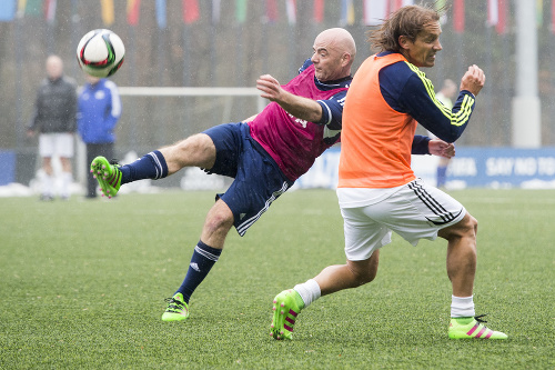  Gianni Infantino (vľavo) v plnom futbalovom nasadení.