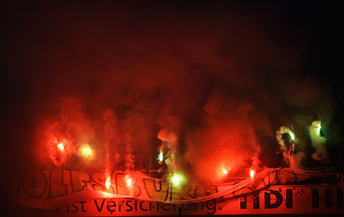 Na zápase Hannoveru s VfL Wolfsburg bolo poriadne rušno.