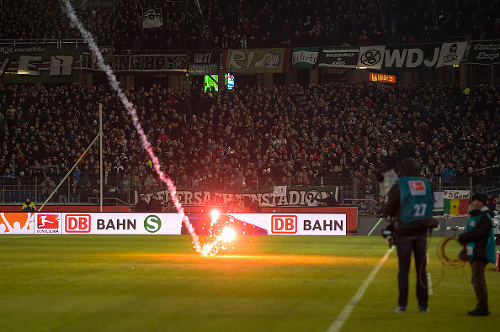 Na zápase Hannoveru s VfL Wolfsburg bolo poriadne rušno.