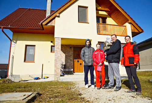 Vladimír (47) a Lucia (37) Janíkovci s deťmi Jakubom (21), Lenkou (16) a Matejom (3) pred svojím novým domom.