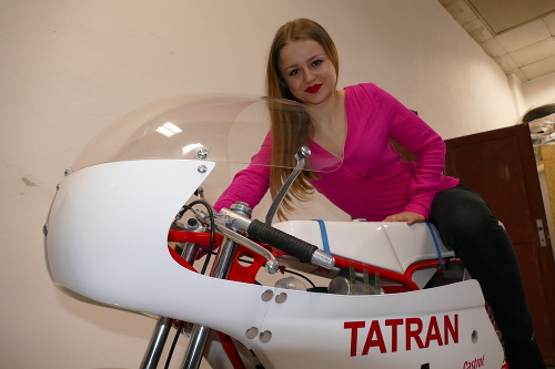 Amanda Scheerová (17) na legendárnej  motorka Tatran 50.