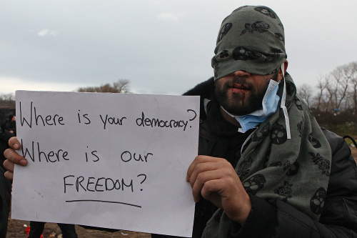 Niektorí migranti si na protest zošili ústa.