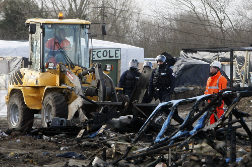 Migrantov z tábora pri Calais chcú vysťahovať.