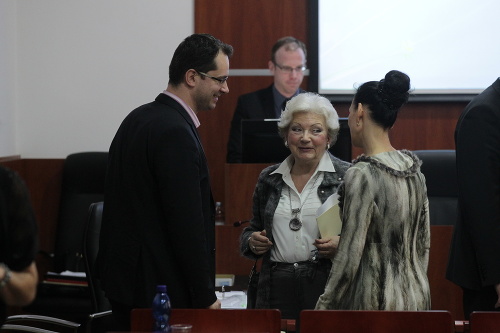 Premiérová žena s bývalými poslancami Katarínou Tóthovou a Jánom Cuperom. 