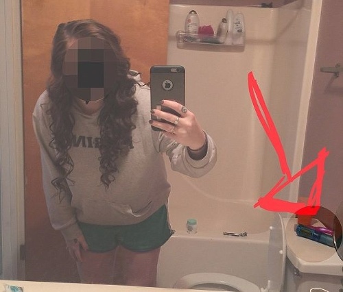Mladá žena si nechtiac odfotila v kúpeľni aj sexuálne hračky.