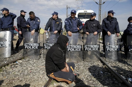 Migranti zablokovali železnicu. 