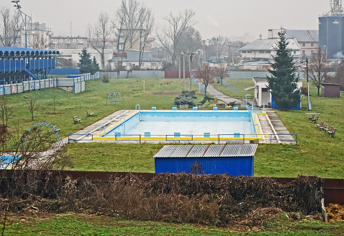 Areál v zime, veľký bazén má rozlohu 811 metrov štvorcových.