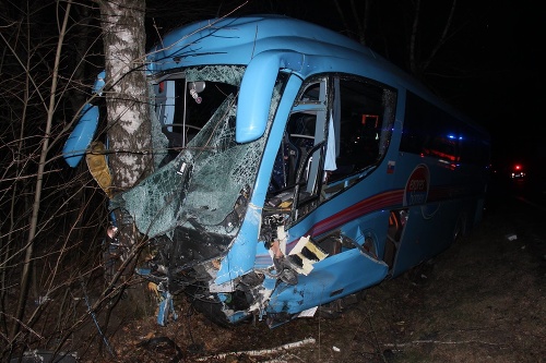 Autobus po zrážke s osobným autom vyletel z cesty a narazol do stromu. 