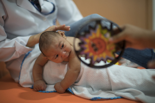 Trojmesačný chlapec Daniel, ktorý sa narodil s so zriedkavou chorobou - mikrocefáliou počas terapie v brazílskom meste Recife. Mikrocefália je vývinová porucha postihujúca centrálny nervový systém, ktorá sa prejavuje zaostávaním v raste mozgu. 
