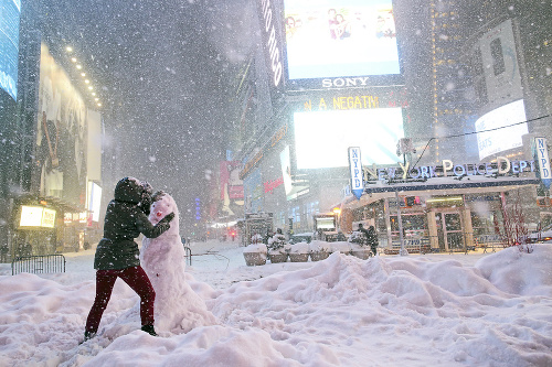 Ulice Manhattanu zdobilo množstvo snehuliakov.