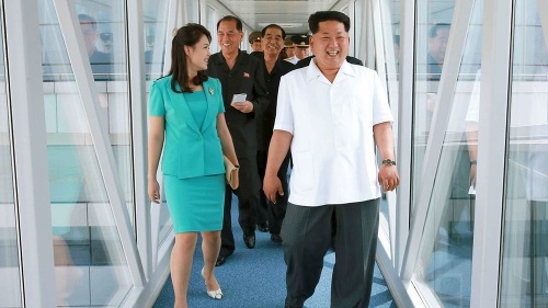 Kim Čong-un na prehliadku zobral aj svoju manželku.