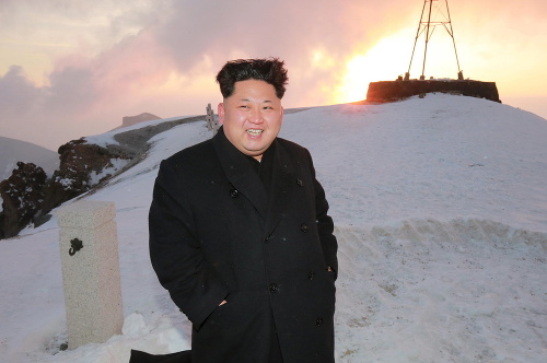 Na fotografii by nebolo nič zvláštne, keby Kim nestál na najmrazivejšom a najvyššie položenom bode jeho krajiny iba v lakovkách...