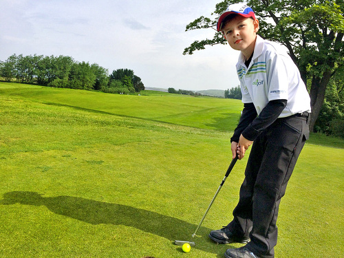Nadaný školák golf miluje, život rovesníkov mu nechýba.