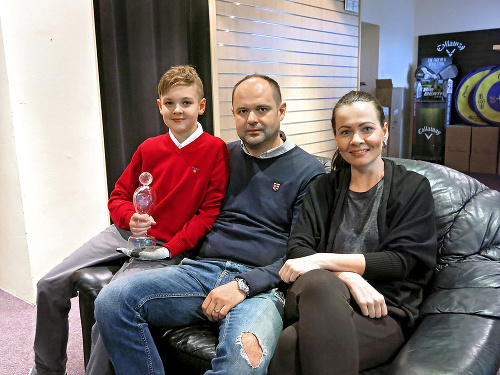 Tobias(9) so svojou trofejou Golfista roka 2015 spoločne s mamou Soňou (34) a otcom Ľudovítom (42).