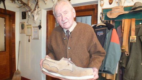 Karol Kolman vyrobil najväčšiu topánku na Slovensku. Dlhá je takmer pol metra.