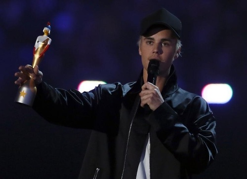Justin Bieber si tiež prevzal ocenenie.
