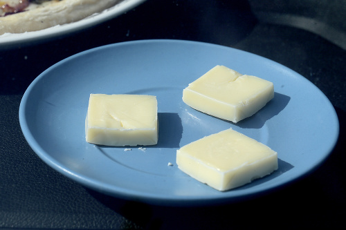 Tavený syr: Syr podobný Karičke bol po troch hodinách skrz-naskrz vysušený, dalo by sa dokonca povedať, že aj jemne opražený.