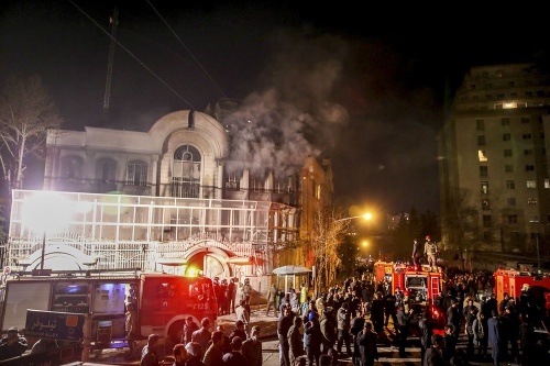V Teheráne Iránci podpálili časť saudskoarabskej ambasády.
