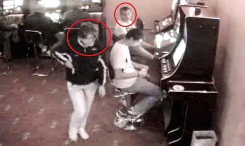2010 - Priemyselná kamera zachytila hádku Ferdinanda a Nikoly v bare. V týchto chvíľach ju videl naposledy.