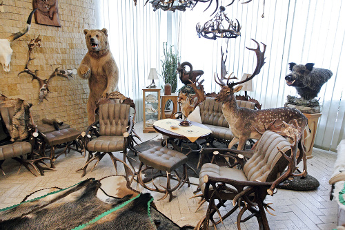 Na predaj: Medveď sýrsky, daniel, diviak aj luxusný nábytok a lustre čakajú na svojich majiteľov.