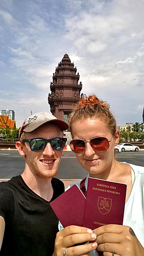 KAMBODŽA, Vojtech (23) a Ivana (21): Mesačné víza dostanete na lietsku približne za 20 eur. Platné sú jeden mesiac.
