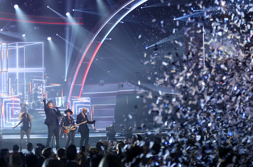 Robin Thicke (zľava), Joe Perry a Pitbull počas vystúpenia na Grammy 2016.
