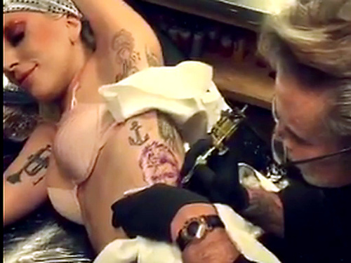 Lady Gaga vzdala hold zosnulému spevákovi Davidovi Bowiemu († 69) nielen zjavom, ale aj tetovaním.