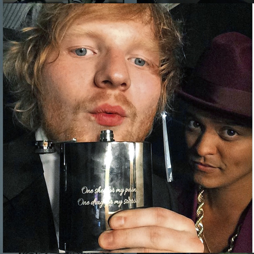 Kamaráti Bruno Mars a Ed Sheeran si počas večera odpíjali z ploskačky.