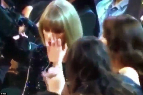 Taylor počas vystúpenia ušla výška a uslzenú ju musela Selena utišovať.