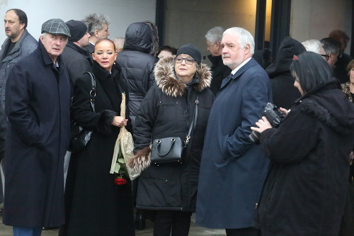 Za hercom smútia (zľava) aj Braňo Hrones s manželkou Judy, Božidara Turzonovová a Marián Chudovský.