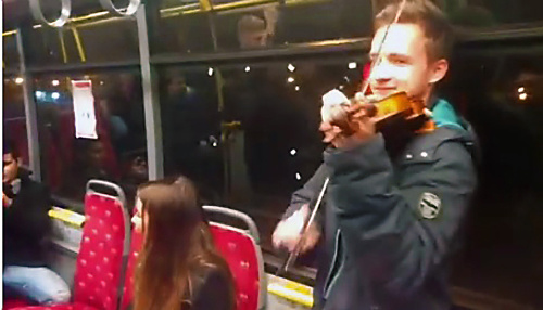 Ľudia v autobuse mali v ďaka huslistom o zábavu pstarané.