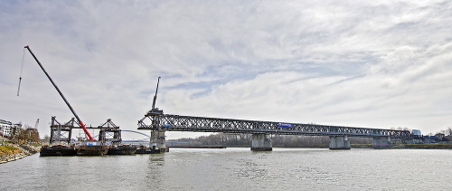 Železnú konštrukciu mosta postupne odstraňujú aj pomocou žeriavov.
