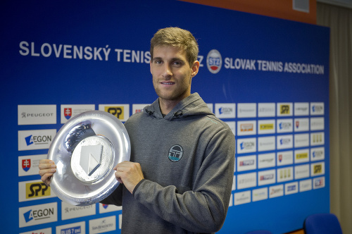 Martin Kližan pózuje s trofejou z Rotterdamu.