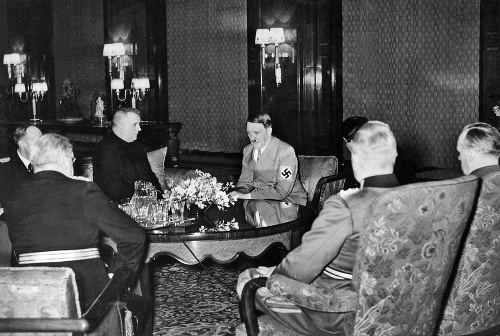 13. marec 1939: Tiso počas rokovania s ríšskym kancelárom Adolfom Hitlerom.