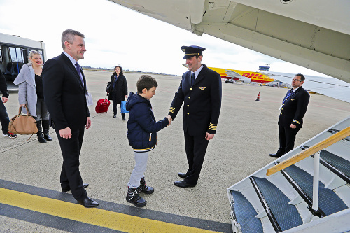Pred odletom domov sa chlapec zvítal aj s pilotom