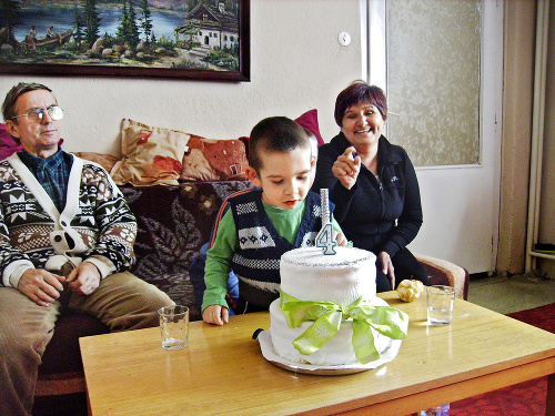 4 roky: Prejavuje sa ako neposedné šidlo. Narodeninová torta mu náramne chutila.